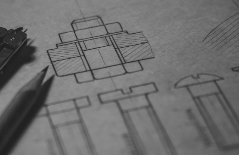 Skizze mit technischen Zeichnungen und einem Bleistift auf Papier.